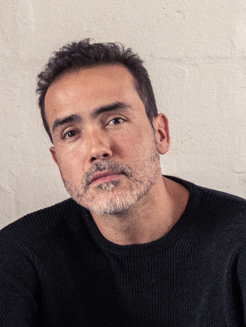 Tiago Miollo, retrato vertical.